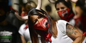 Ισπανοί πολίτες κατά των ταυρομαχιών στην Ισπανία με μάσκα κατά του κορωνοϊού