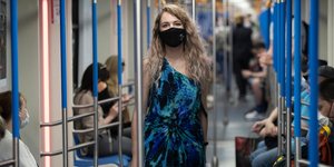 Με μάσκα για τον κορωνοϊό στο μετρό της Ρωσίας