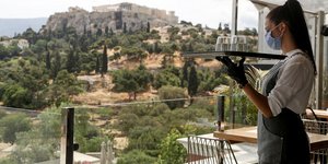 Σερβιτόρα με μάσκα προστασίας για τον κορωνοϊό