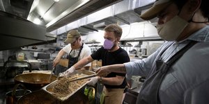 Με μάσκες οι πολίτες λόγω της πανδημίας