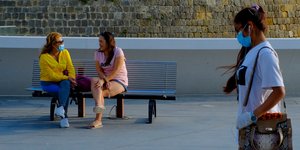 Με μάσκες οι πολίτες λόγω της πανδημίας