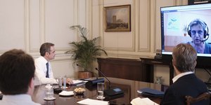 Σύσκεψη στο Μέγαρο Μαξίμου για τις νέες υπηρεσίες των ΚΕΠ με τηλεδιάσκεψη