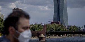 με μασκα κτηριο ΕΚΤ