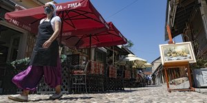 με μασκα και ποδια σε πεζοδρομο