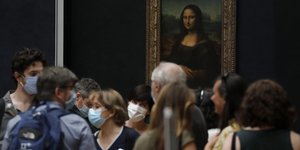 με μασκες στο λουβρο