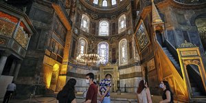 Αγία Σοφία μεσα τουριστες