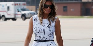H Μελάνια Τραμπ με φόρεμα Alexander McQueen