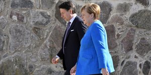 Η Ανγκελα Μέρκελ με γαλάζιο σακάκι δίπλα στον Τζουζέπε Κόντε