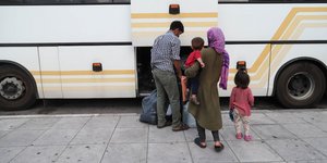 Σε Σκαραμαγκά και Σχιστό μεταφέρονται πρόσφυγες από την πλατεία Βικτωρίας
