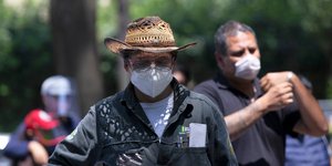 Μεξικανός με μάσκα για τον κορωνοϊό και καπέλο