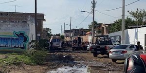 Κόσμος και αστυνομία σε χωματόδρομο στο Μεξικό