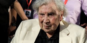 O Μίκης Θεοδωράκης