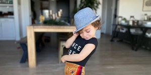 μικρός χορευτής με χιλιάδες followers κρατά καπέλο