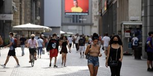 Κοπέλες περπατούν σε δρόμο του Μιλάνου