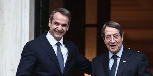 Μητσοτάκης και Αναστασιάδης έξω από το Μαξίμου
