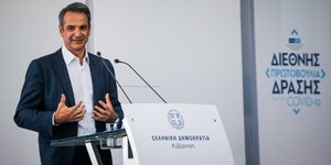 Ο Κυριάκος Μητσοτάκης στο βήμα στο ΙΣΝ