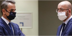 Κυριάκος Μητσοτάκης και Σαρλ Μισέλ με μάσκες στη Σύνοδο Κορυφής