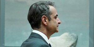 Μητσοτάκης μπροστά στον πίνακα