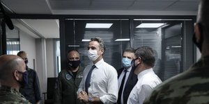 Ο Κυριάκος Μητσοτάκης στο νέο υπερσύγχρονο κτίριο της Πολιτικής Προστασίας με Χαρδαλιά-Χρυσοχοΐδη