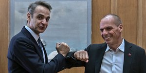 Μητσοτάκης και Βαρουφάκης χαιρετιούνται 