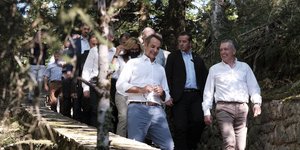 Μητσοτάκης χαμογελαστος κατεβαινει μονοπάτι