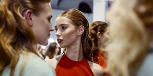 γυναίκες με μακιγιάζ σε σόου