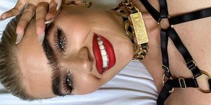 γυναίκα με πυκνά φρύδια