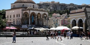 Κόσμος στο Μοναστηράκι