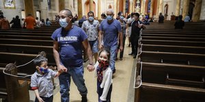 με μασκες σε εκκλησια 