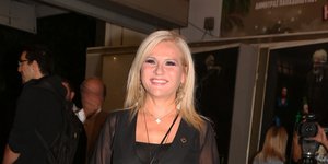 Η Μπέσυ Μάλφα με μαύρο σύνολο