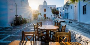 Τραπέζια σε σοκάκι στην Μύκονο