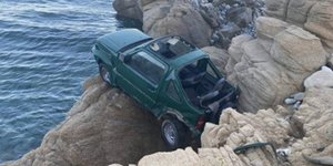 Αμάξι σε γκρεμό στη Μύκονο