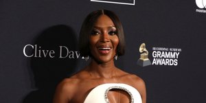 Η Ναόμι Κάμπελ με λευκό στράπλες φόρεμα και καρέ κούρεμα