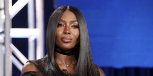 Η Ναόμι Κάμπελ με μπλε φόντο 