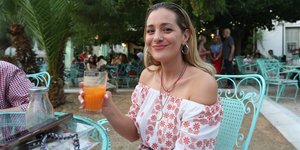 Η Νατάσσα Μποφίλιου με στράπλες φόρεμα