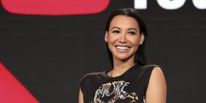 Η Νάγια Ριβέρα με μαύρο τοπ χαμογελά