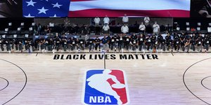 Παίκτες του NBA γονατίζουν στον εθνικό ύμνο
