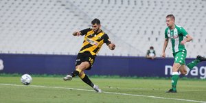 O Νέλσον Ολιβέιρα σκοράρει για την ΑΕΚ