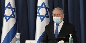 O Μπενιαμίν Νετανιάχου με μάσκα για τον κορωνοϊό