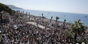 Πλήθος κόσμου στην Προμενάντ της Νίκαιας στη νότια Γαλλία