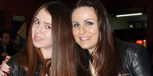 Βίκυ Γεροθόδωρου-Νικόλ Σαραβάκου με δερμάτινα μπουφάν