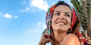 Νικολέττα Ράλλη με φουλάρι στο κεφάλι