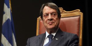 O Νίκος Αναστασιάδης κάθεται σε πολυθρόνα