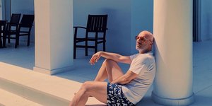 Ο Νίκος Μουτσινάς με μαγιό