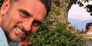 Ο Νίκος Ψαρράς με κοντομάνικο χαμογελάει