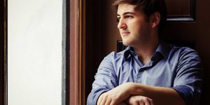 αντρας σε παραθυρο 