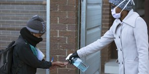 νοσοκομα ψεκαζει χερι παιδιου 