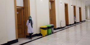 Γυναίκα στέκεται σε πόρτα δωματίου νοσοκομείου