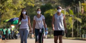 Οικογένεια από την Βραζιλία περπατάει φορώντας μάσκα για τον κορωνοϊό