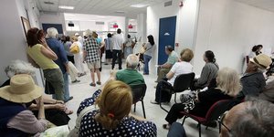 Πολίτες στην ουρά